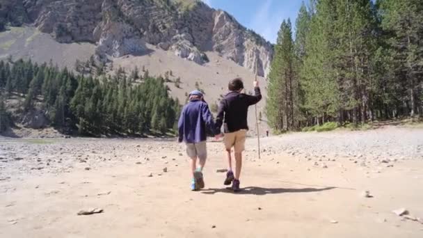 산에서 하이킹 그녀의 아들과 활동적인 어머니 — 비디오