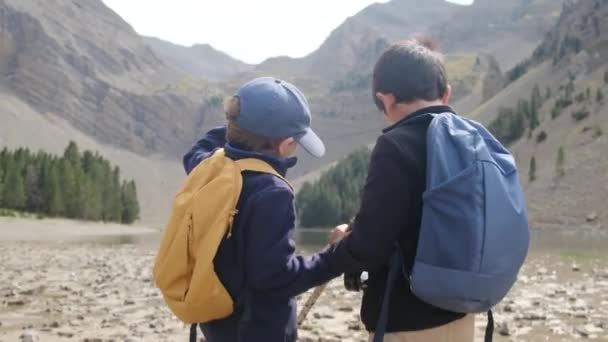 Szczęśliwi Chłopcy Bawiący Się Pobliżu Mountain River — Wideo stockowe