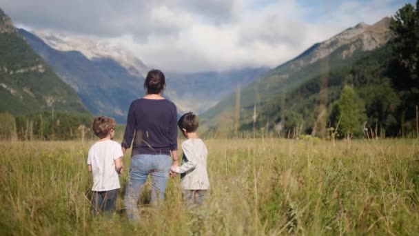 Senderismo Familiar Través Las Montañas Abrazando Libertad Del Aire Libre — Vídeos de Stock