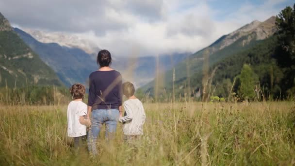 Familie Wandelen Door Bergen Vrijheid Van Het Buitenleven Omarmen — Stockvideo