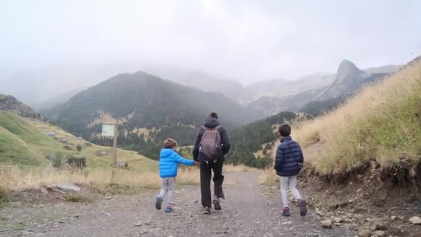 Escursioni Famiglia Attraverso Montagne Abbracciando Libertà Dei Grandi Spazi Aperti — Video Stock
