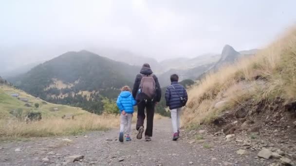Senderismo Familiar Través Las Montañas Abrazando Libertad Del Aire Libre — Vídeo de stock