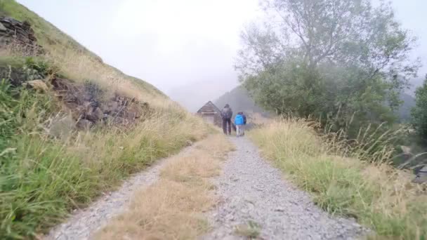 Keluarga Hiking Melalui Pegunungan Merangkul Kebebasan Alam Luar Yang Besar — Stok Video