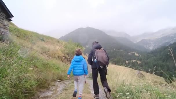 Randonnée Famille Travers Les Montagnes Embrassant Liberté Grand Air — Video