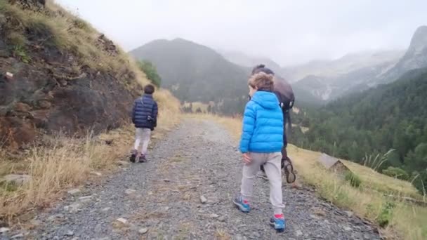 Οικογενειακή Πεζοπορία Μέσα Από Βουνά Αγκαλιάζοντας Την Ελευθερία Του Μεγάλου — Αρχείο Βίντεο