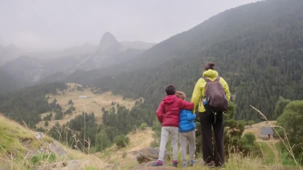 Caminhadas Família Através Das Montanhas Abraçando Liberdade Grande Livre — Vídeo de Stock