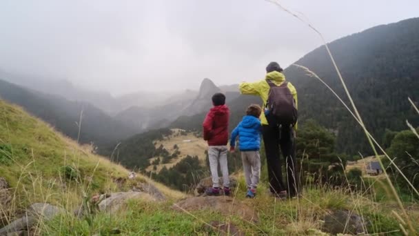 Семья Путешествует Горам Наслаждаясь Свободой Великих Людей Открытом Воздухе — стоковое видео