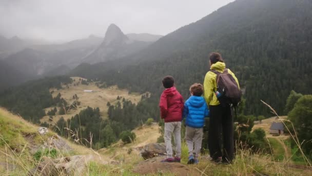 Семья Путешествует Горам Наслаждаясь Свободой Великих Людей Открытом Воздухе — стоковое видео