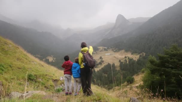 Randonnée Famille Travers Les Montagnes Embrassant Liberté Grand Air — Video