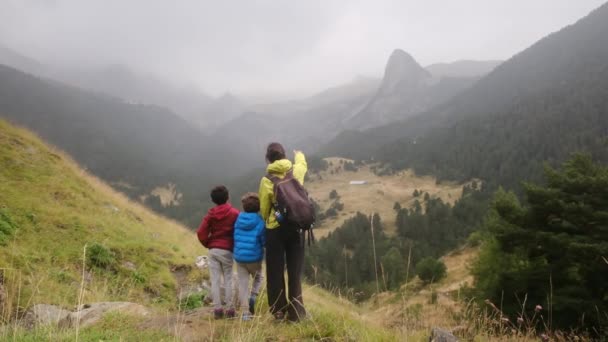 Caminhadas Família Através Das Montanhas Abraçando Liberdade Grande Livre — Vídeo de Stock