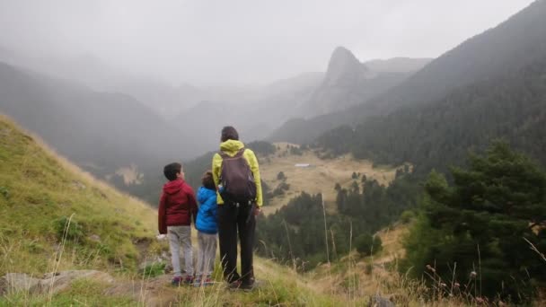 Familie Wandert Durch Die Berge Umarmt Die Freiheit Der Freien — Stockvideo
