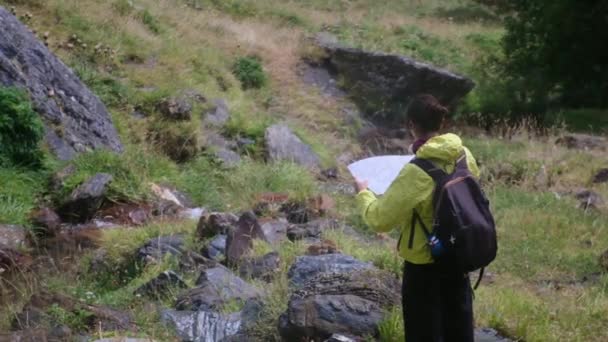 Γυναίκα Μόνη Στο Βουνό Του Δάσους Χρησιμοποιώντας Χάρτη Για Προσανατολιστεί — Αρχείο Βίντεο
