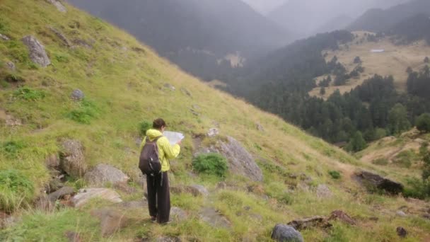 Женщина Одна Лесной Горе Использует Карту Ориентироваться Найти Путь — стоковое видео
