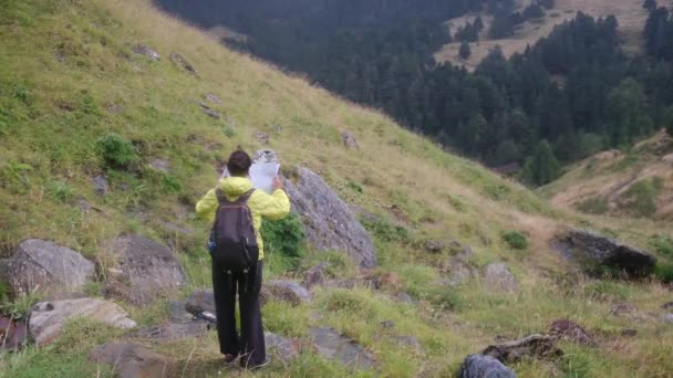 Γυναίκα Μόνη Στο Βουνό Του Δάσους Χρησιμοποιώντας Χάρτη Για Προσανατολιστεί — Αρχείο Βίντεο