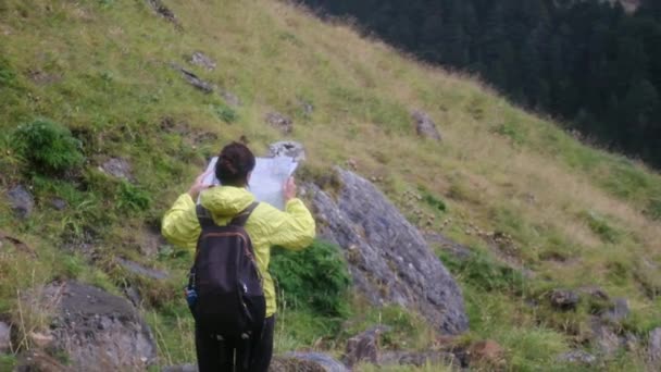 Mulher Sozinha Montanha Floresta Usando Mapa Para Orientar Encontrar Maneira — Vídeo de Stock