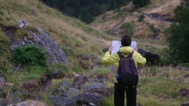 Donna Sola Nella Montagna Della Foresta Usando Mappa Orientarsi Trovare — Video Stock