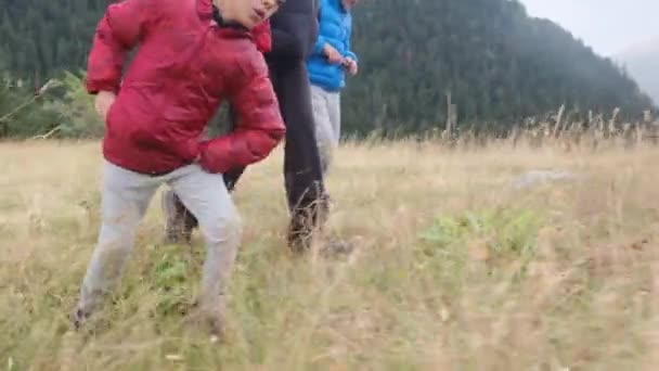 Njut Soliga Årstider Med Ungdomliga Vandringsentusiaster Familjeutflykter Vildmarken Främja Närhet — Stockvideo