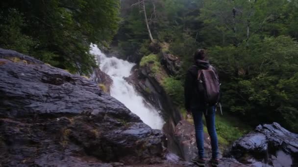 Die Ruhige Reise Der Frau Durch Wasserfälle Einem Grünen Waldwunderland — Stockvideo