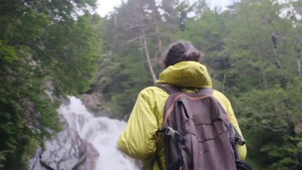 Viaje Tranquilo Mujer Por Cascadas Bosque Verde Wonderland Únete Sereno — Vídeos de Stock
