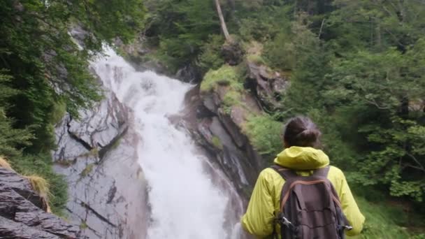 ウーマンズ トランキル ジャーニー フォレスト ワンダーランドの滝 魅惑的な森を通り抜ける女性の穏やかな旅に参加し 滝の落ち着いた音を伴う — ストック動画
