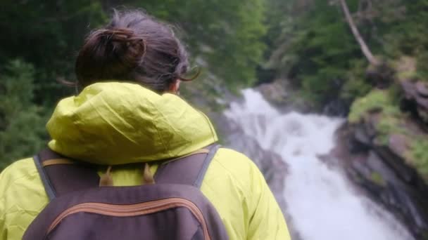 ウーマンズ トランキル ジャーニー フォレスト ワンダーランドの滝 魅惑的な森を通り抜ける女性の穏やかな旅に参加し 滝の落ち着いた音を伴う — ストック動画