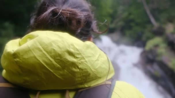 Подорож Жінки Біля Водоспадів Верденському Лісовому Краю Приєднуйтесь Спокійної Подорожі — стокове відео