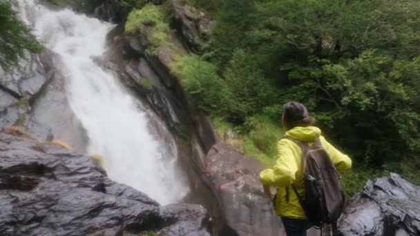 Woman Tranquil Journey Waterfalls Inglês Verdant Forest Wonderland Junte Uma — Vídeo de Stock