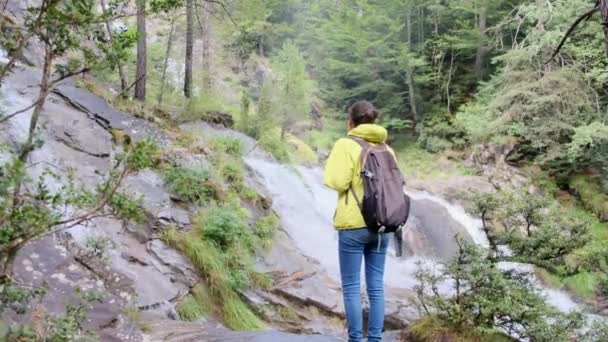 Подорож Жінки Біля Водоспадів Верденському Лісовому Краю Приєднуйтесь Спокійної Подорожі — стокове відео
