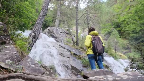 Mujer Camina Través Las Montañas Abrazando Libertad Gran Naturaleza — Vídeos de Stock