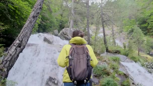 Kadınlar Dağlarda Yürür Açık Havada Özgürlüklerini Kucaklarlar — Stok video