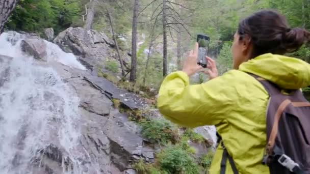 Frau Macht Foto Von Wasserfällen Grünen Waldwunderland — Stockvideo