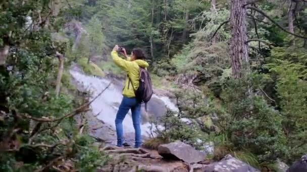 Egy Aki Vízeséseket Fényképez Egy Verdant Forest Wonderlandben — Stock videók