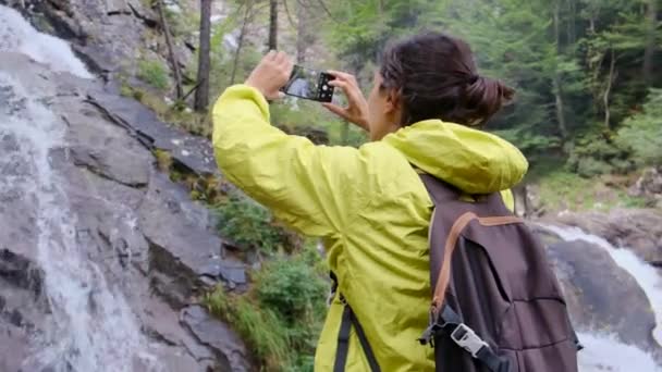 Žena Fotografování Vodopádů Zelené Lesní Říši Divů — Stock video