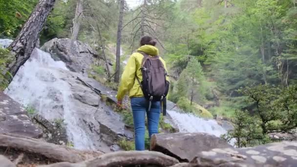 Mulher Caminha Através Das Montanhas Abraçando Liberdade Grande Livre — Vídeo de Stock