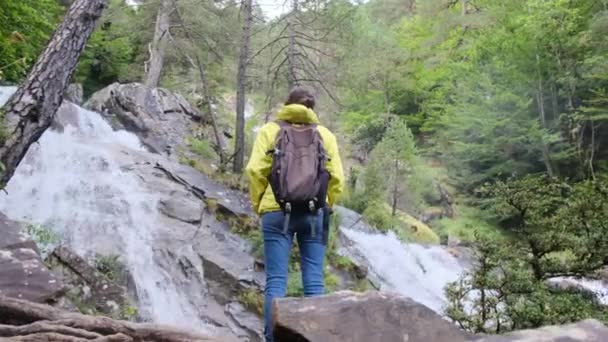 Frau Wandert Durch Berge Und Umarmt Die Freiheit Der Freien — Stockvideo