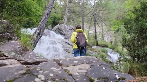 Frau Wandert Durch Berge Und Umarmt Die Freiheit Der Freien — Stockvideo