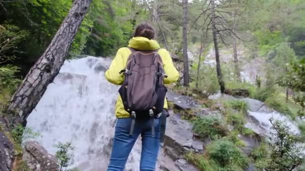 Žena Kráčí Horách Přijímá Svobodu Skvělých Venku — Stock video