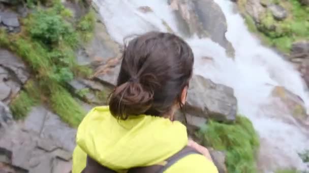 Kobieta Wędruje Przez Góry Ciesząc Się Wolnością Wielkich Plenerów — Wideo stockowe