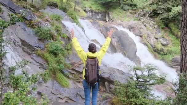 Žena Kráčí Horách Přijímá Svobodu Skvělých Venku — Stock video