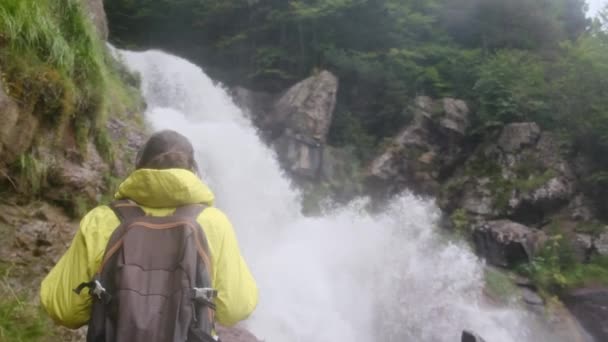 女性は山を登り 屋外の偉大な自由を受け入れる — ストック動画