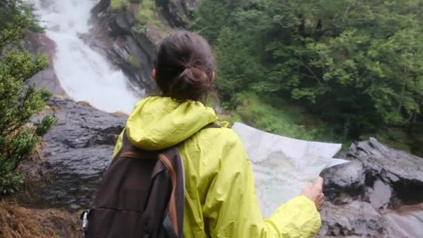Mujer Camina Través Las Montañas Abrazando Libertad Gran Naturaleza — Vídeos de Stock
