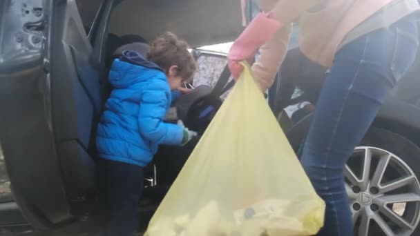 Çocuklar Anneleriyle Birlikte Dikkatli Bir Şekilde Araba Temizliyorlar — Stok video