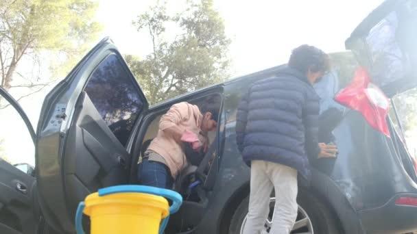 Pojkar Med Mamma Städar Försiktigt Bilen — Stockvideo