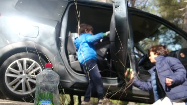 母親と一緒に車を慎重に掃除する男の子 — ストック動画