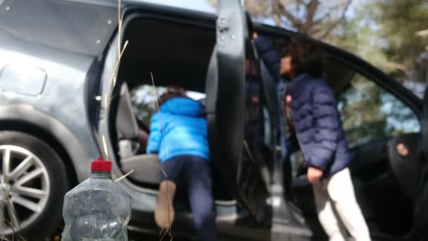 Çocuklar Anneleriyle Birlikte Dikkatli Bir Şekilde Araba Temizliyorlar — Stok video