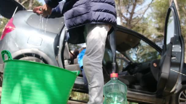 Meninos Com Mãe Cuidadosamente Limpar Carro — Vídeo de Stock