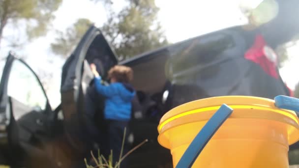 Хлопчики Матір Ретельно Прибирають Машину — стокове відео