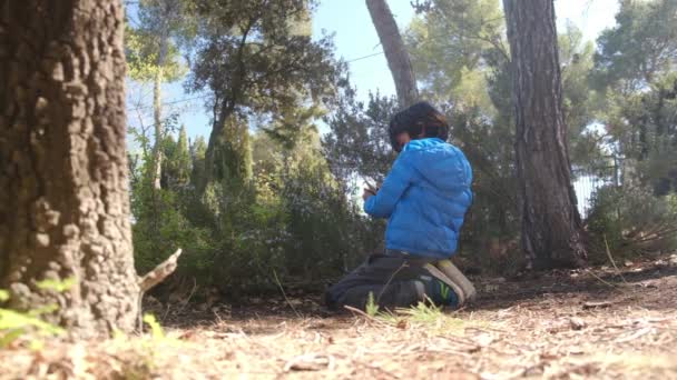 Bambino Naturalista Giovane Sta Studiando Natura Foresta Con Lenti Magnificanti — Video Stock