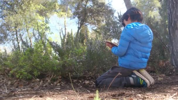 年轻的自然主义小孩带着放大镜研究森林的本质 旅游探险概念 — 图库视频影像