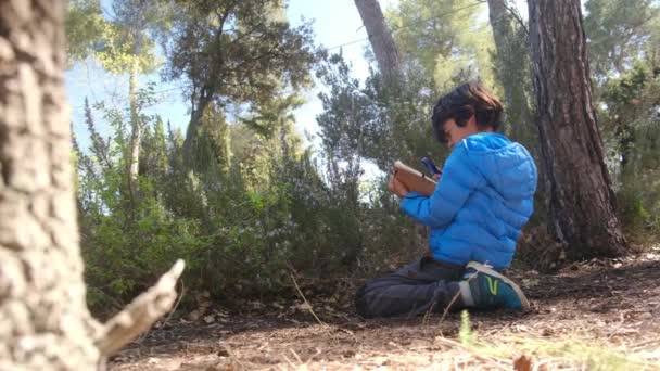 Mladý Přírodovědec Studuje Přírodu Lesa Lupou Cestovní Ruch Dobrodružství Koncept — Stock video